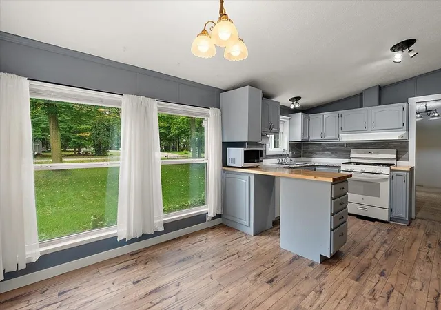 Photo 4 of Single family home for sale at 4442 N Ironwood Dr, Traverse City, MI 49685 | MLS# 78080073409 | Listing updated on 2026-09-13