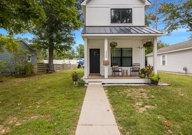 Photo 2 of Single family home for sale at 325 Hamilton St, Traverse City, MI 49686 | MLS# 78080073410 | Listing updated on 2026-09-15