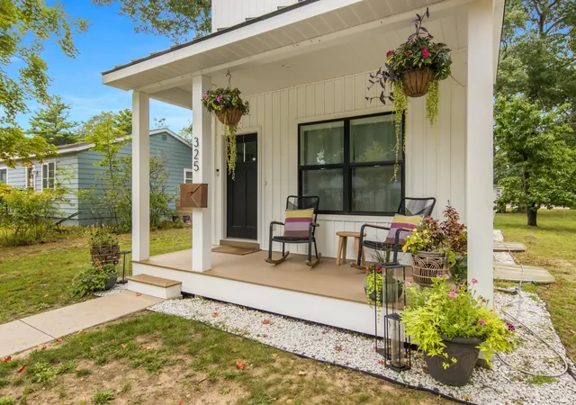 Photo 3 of Single family home for sale at 325 Hamilton St, Traverse City, MI 49686 | MLS# 78080073410 | Listing updated on 2026-09-15