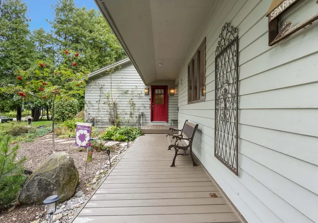 Photo 4 of Single family home for sale at 11400 Peninsula Dr, Traverse City, MI 49686 | MLS# 78080073411 | Listing updated on 2026-09-16