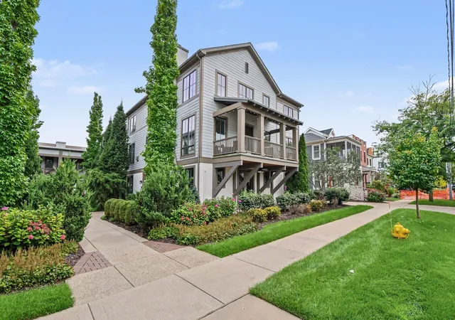 Listing Photo 3 - Condo for sale in building located at 706 Croswell Ave SE, Grand Rapids, MI 49506