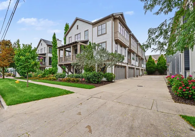 Listing Photo 4 - Condo for sale in building located at 706 Croswell Ave SE, Grand Rapids, MI 49506