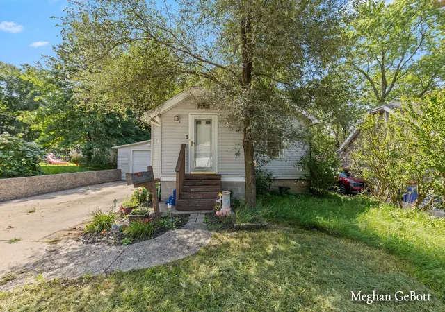 Photo 1 of Single family home for sale at 1410 Walnut St Ne, Grand Rapids, MI 49503 | MLS# 65026048249 | Listing updated on 2026-09-17