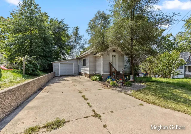 Photo 2 of Single family home for sale at 1410 Walnut St Ne, Grand Rapids, MI 49503 | MLS# 65026048249 | Listing updated on 2026-09-17