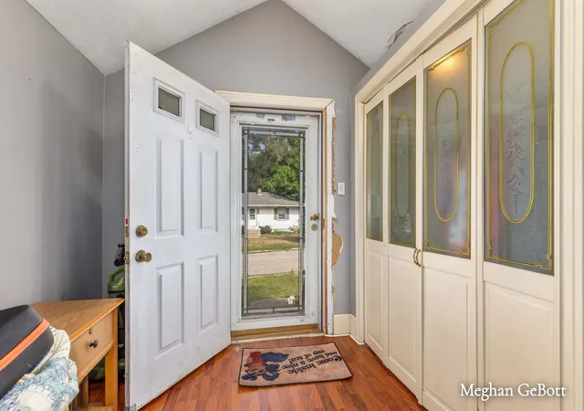 Photo 3 of Single family home for sale at 1410 Walnut St Ne, Grand Rapids, MI 49503 | MLS# 65026048249 | Listing updated on 2026-09-17