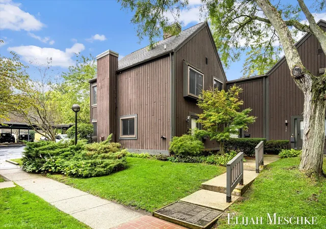 Photo 3 of Condo for sale at 160 Carberry Hl Ct, Kalamazoo, MI 49006 | MLS# 65026048258 | Listing updated on 2026-09-18