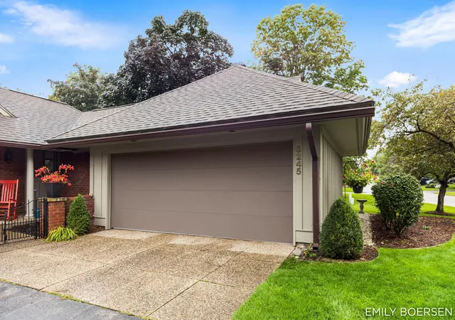Listing Photo 3 - Condo for sale in building located at 6245 Heathmoor Ct SE, Grand Rapids, MI 49546