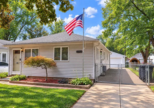 Photo 2 of Single family home for sale at 18285 Deering St, Livonia, MI 48152 | MLS# 20261073192 | Listing updated on 2026-09-12