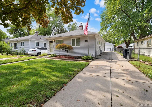 Photo 3 of Single family home for sale at 18285 Deering St, Livonia, MI 48152 | MLS# 20261073192 | Listing updated on 2026-09-12