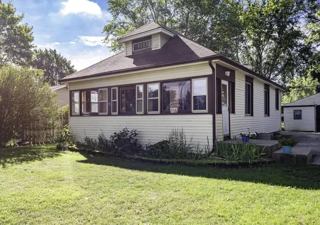 Photo 2 of Single family home for sale at 938 Parkwood Ave, Ypsilanti, MI 48198 | MLS# 81026048265 | Listing updated on 2026-09-10