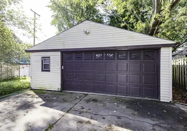 Photo 4 of Single family home for sale at 938 Parkwood Ave, Ypsilanti, MI 48198 | MLS# 81026048265 | Listing updated on 2026-09-10