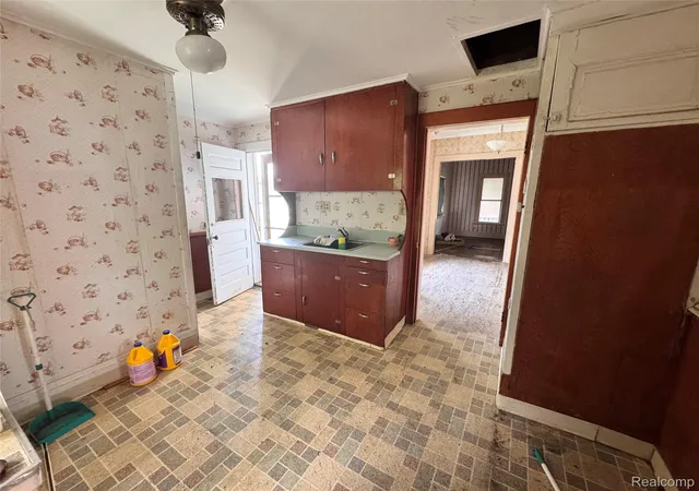 Photo 3 of Single family home for sale at 414 S Bates St, Saginaw, MI 48602 | MLS# 20261073203 | Listing updated on 2026-09-11