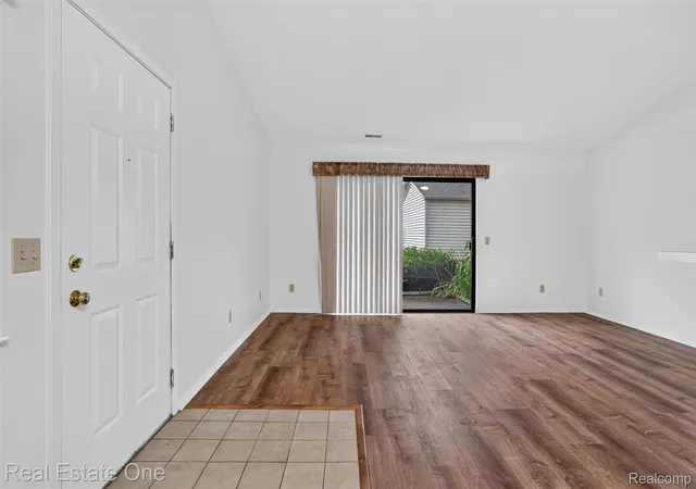 Listing Photo 5 - Condo for sale in building located at 376 Spring Brooke Dr, Brighton, MI 48116