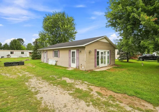 Photo 1 of Single family home for sale at 3305 N 3 1/2 Rd, Mesick, MI 49668 | MLS# 78080073419 | Listing updated on 2026-09-13