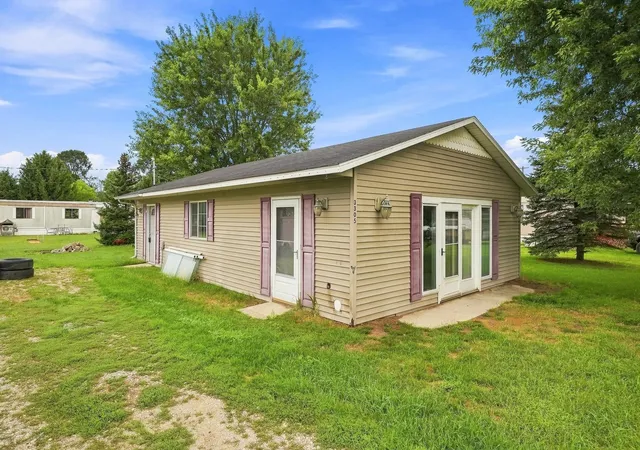 Photo 2 of Single family home for sale at 3305 N 3 1/2 Rd, Mesick, MI 49668 | MLS# 78080073419 | Listing updated on 2026-09-13