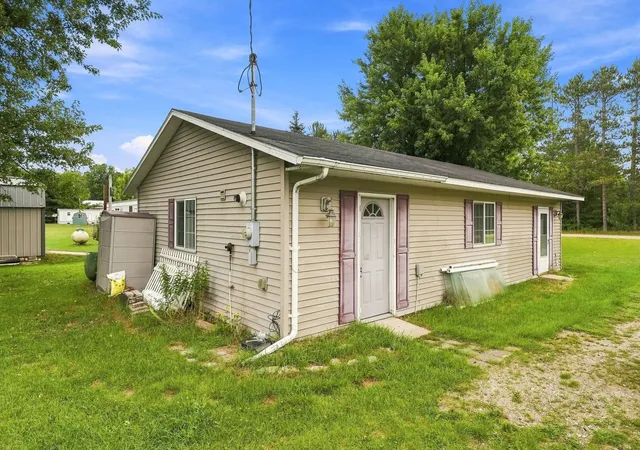 Photo 3 of Single family home for sale at 3305 N 3 1/2 Rd, Mesick, MI 49668 | MLS# 78080073419 | Listing updated on 2026-09-13