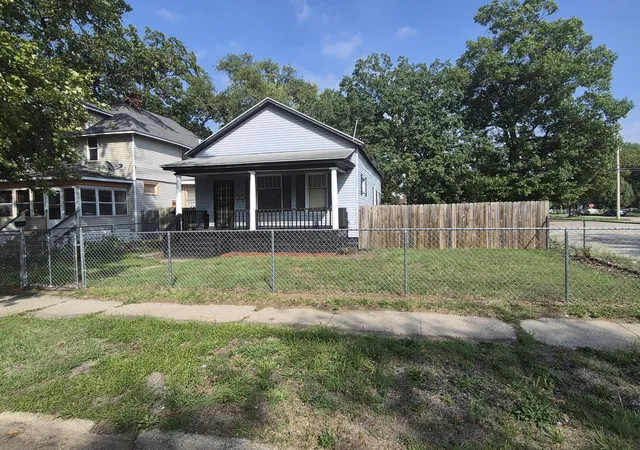 Photo 2 of Single family home for sale at 2340 Sanford St, Muskegon, MI 49444 | MLS# 65026048282 | Listing updated on 2026-09-11