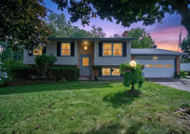 Photo 2 of Single family home for sale at 611 Charleston Rd, Lansing, MI 48917 | MLS# 55026048286 | Listing updated on 2026-09-17