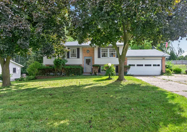 Photo 3 of Single family home for sale at 611 Charleston Rd, Lansing, MI 48917 | MLS# 55026048286 | Listing updated on 2026-09-17