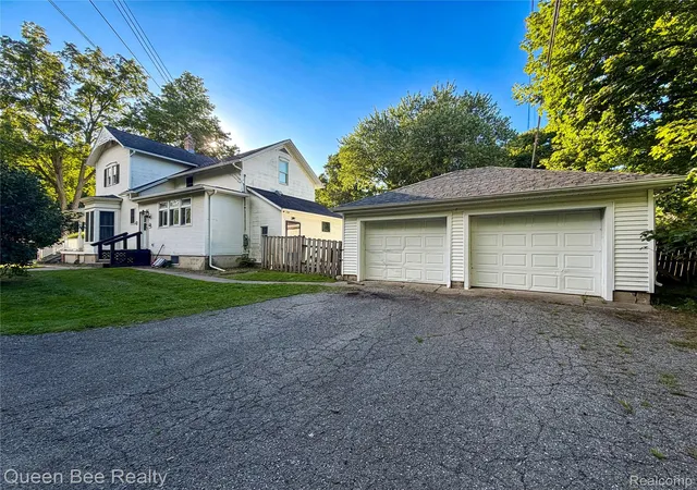 Photo 2 of Single family home for sale at 320 W Bush St, Caro, MI 48723 | MLS# 20261073251 | Listing updated on 2026-09-11