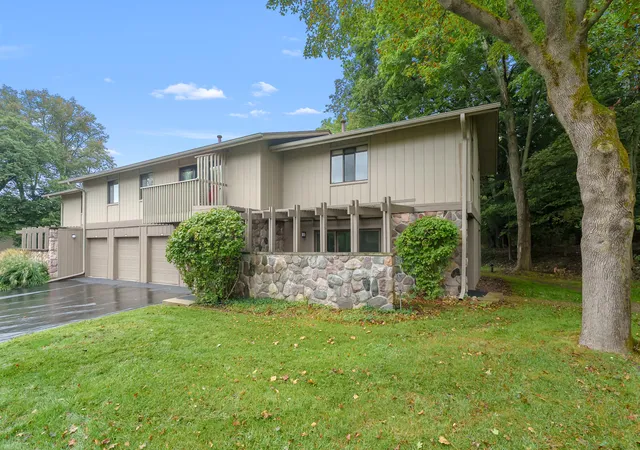 Photo 1 of Sale Pending at 3844 Greenleaf Cir, Kalamazoo, MI 49008 | MLS# 66026048299 | Listing updated on 2026-09-18