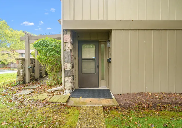 Listing Photo 2 - Condo for sale in building located at 3844 Greenleaf Cir, Kalamazoo, MI 49008