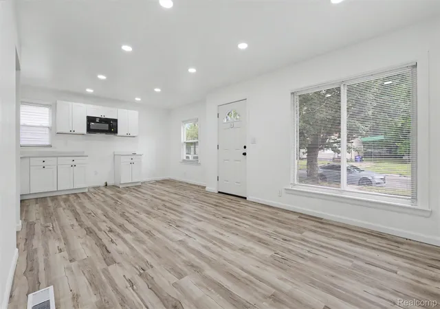 Photo 3 of Single family home for sale at 19341 Oakfield St, Detroit, MI 48235 | MLS# 20261073262 | Listing updated on 2026-09-11