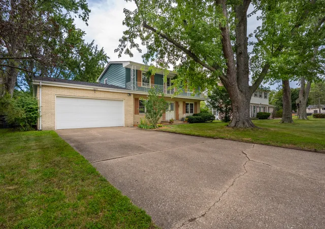 Photo 3 of Single family home for sale at 1885 Acorn Dr, Saint Joseph, MI 49085 | MLS# 69026048305 | Listing updated on 2026-10-01