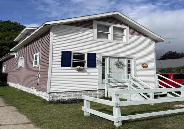 Photo 2 of Single family home for sale at 162 Harrison St, Manistee, MI 49660 | MLS# 67026048310 | Listing updated on 2026-09-11