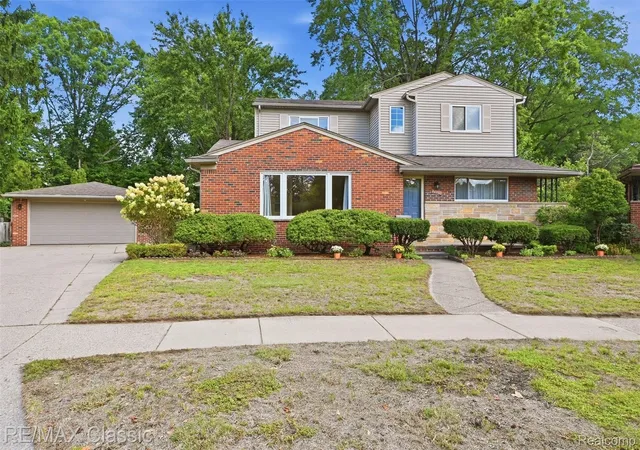 Photo 1 of Sale Pending at 34500 Grandon St, Livonia, MI 48150 | MLS# 20261073280 | Listing updated on 2026-10-17