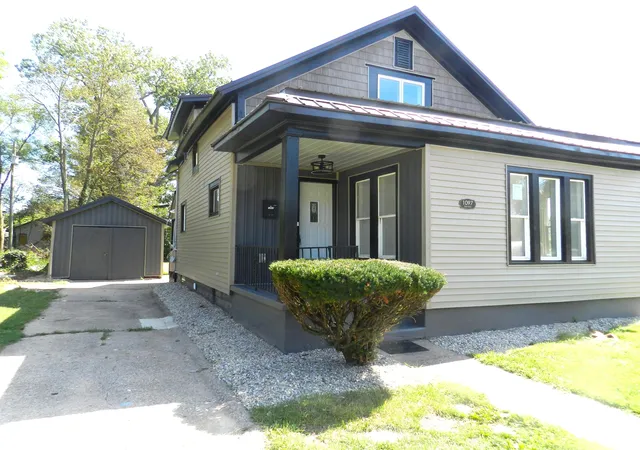 Photo 2 of Single family home for sale at 1097 Pearl St, Benton Harbor, MI 49022 | MLS# 69026048320 | Listing updated on 2026-09-11