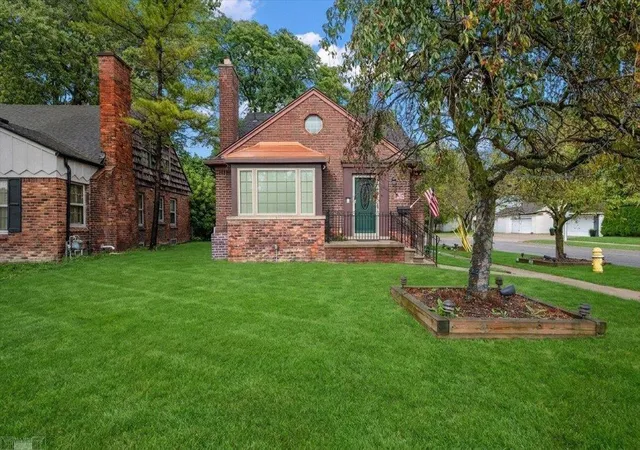 Photo 1 of Single family home for sale at 1292 Vernier Rd, Grosse Pointe Woods City Wayne, MI 48236 | MLS# 58050221471 | Listing updated on 2026-09-11