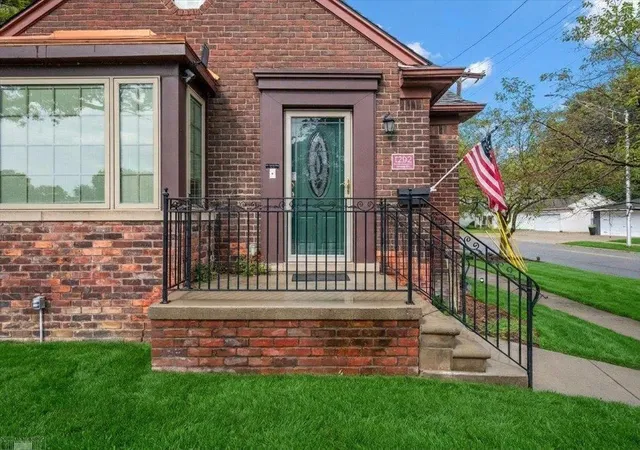 Photo 3 of Single family home for sale at 1292 Vernier Rd, Grosse Pointe Woods City Wayne, MI 48236 | MLS# 58050221471 | Listing updated on 2026-09-11