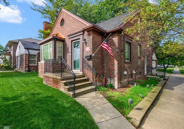 Photo 4 of Single family home for sale at 1292 Vernier Rd, Grosse Pointe Woods City Wayne, MI 48236 | MLS# 58050221471 | Listing updated on 2026-09-11