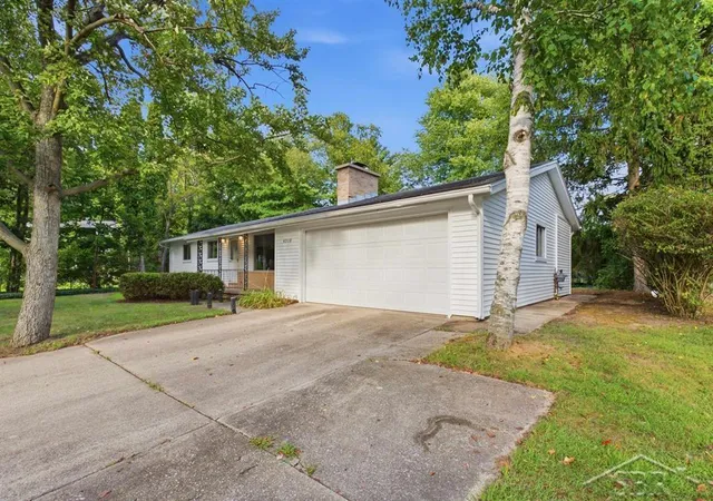 Photo 3 of Single family home for sale at 4310 Arlington St, Midland, MI 48642 | MLS# 61050221480 | Listing updated on 2026-09-11