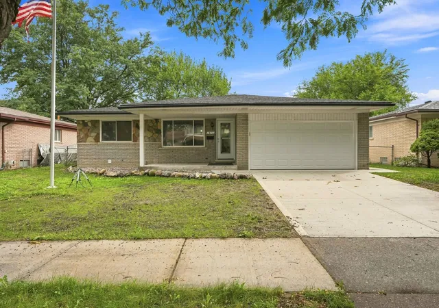 Photo 2 of Single family home for sale at 1810 Briarwood Dr, Madison Heights, MI 48071 | MLS# 81026048356 | Listing updated on 2026-09-11