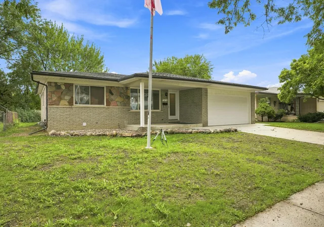 Photo 3 of Single family home for sale at 1810 Briarwood Dr, Madison Heights, MI 48071 | MLS# 81026048356 | Listing updated on 2026-09-11