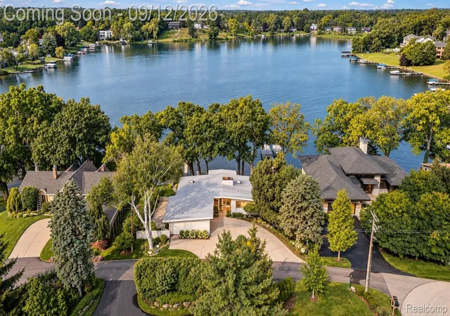 Photo 1 of Single family home for sale at 1879 Long Pointe Dr, Bloomfield Hills, MI 48302 | MLS# 20261073323 | Listing updated on 2026-09-12