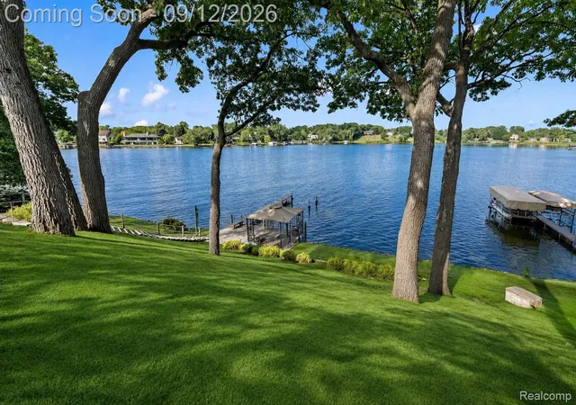 Photo 3 of Single family home for sale at 1879 Long Pointe Dr, Bloomfield Hills, MI 48302 | MLS# 20261073323 | Listing updated on 2026-09-12
