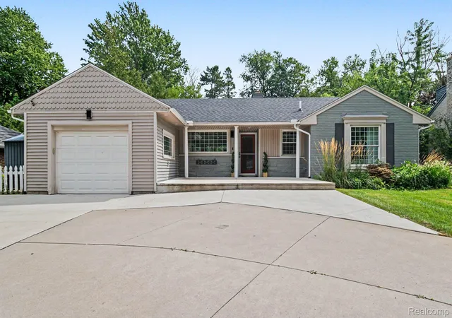Photo 2 of Single family home for sale at 2373 Rutherford Rd, Bloomfield Hills, MI 48302 | MLS# 20261073324 | Listing updated on 2026-09-12