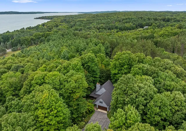 Photo 2 of Single family home for sale at 3285 S E Torch Lake Dr, Bellaire, MI 49615 | MLS# 78080073436 | Listing updated on 2026-09-15