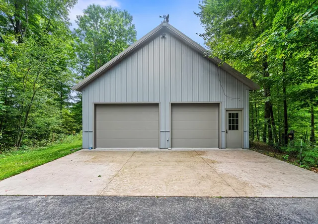 Photo 3 of Single family home for sale at 3285 S E Torch Lake Dr, Bellaire, MI 49615 | MLS# 78080073436 | Listing updated on 2026-09-15