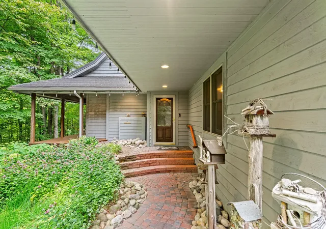 Photo 3 of Single family home for sale at 3285 S E Torch Lake Dr, Bellaire, MI 49615 | MLS# 78080073436 | Listing updated on 2026-09-15