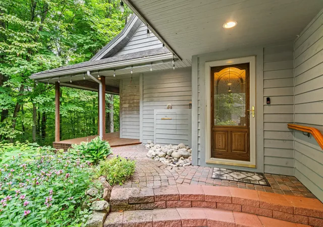 Photo 4 of Single family home for sale at 3285 S E Torch Lake Dr, Bellaire, MI 49615 | MLS# 78080073436 | Listing updated on 2026-09-15