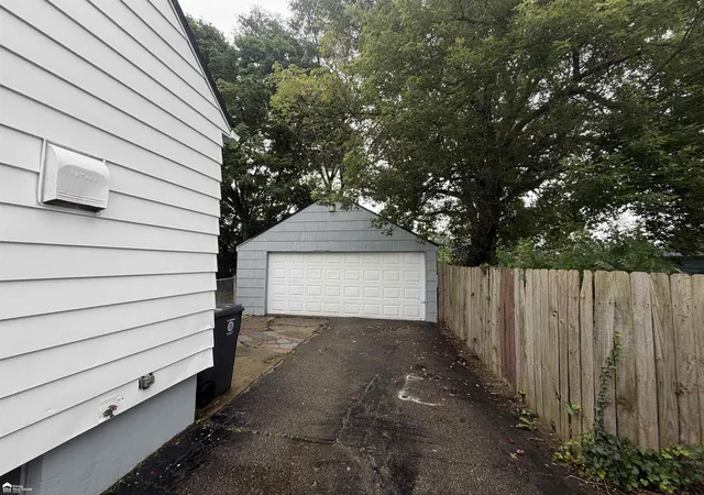 Photo 2 of Single family home for sale at 3513 Yale St, Flint, MI 48503 | MLS# 5050221485 | Listing updated on 2026-09-11