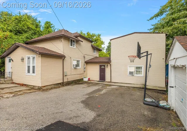 Photo 3 of Single family home for sale at 2189 Willow Beach St, Keego Harbor, MI 48320 | MLS# 20261073364 | Listing updated on 2026-09-16