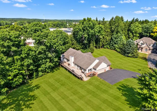 Photo 3 of Single family home for sale at 372 Hunters Ridge Dr, Ortonville, MI 48462 | MLS# 20261073365 | Listing updated on 2026-09-16