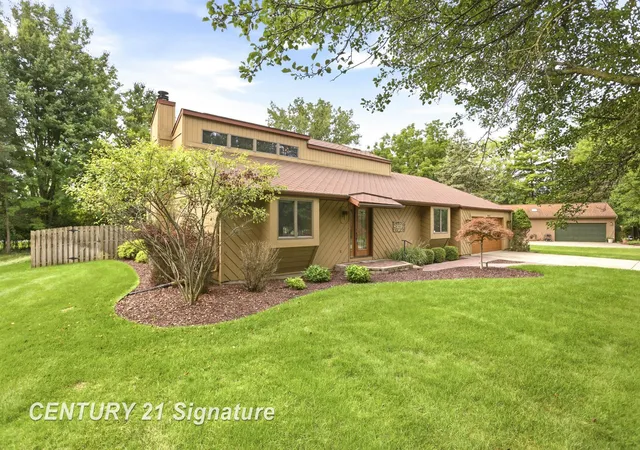Single family home for sale at 8461 W Glencairn Dr, Saginaw, MI 48609 | MLS# 61050221491