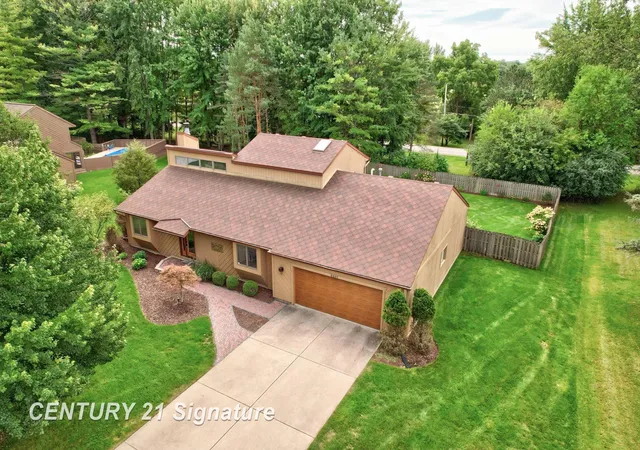 Photo 3 of Single family home for sale at 8461 W Glencairn Dr, Saginaw, MI 48609 | MLS# 61050221491 | Listing updated on 2026-09-11