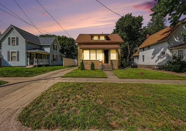 Single family home for sale at 182 W Mansion St, Jackson, MI 49203 | MLS# 55026048392